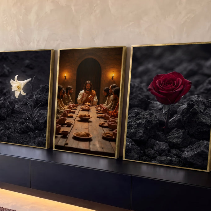 Quadro Decorativo Kit 3 Telas Santa Ceia para Sala Preto | quadros decorativos para sala | tríptico com Última Ceia ao centro, lírio branco à esquerda e rosa vermelha à direita sobre rochas escuras | Porao dos Quadros