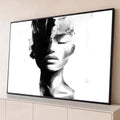 Rosto de mulher de olhos fechados em pinceladas preto e branco, metade em sombra, quadro decorativo