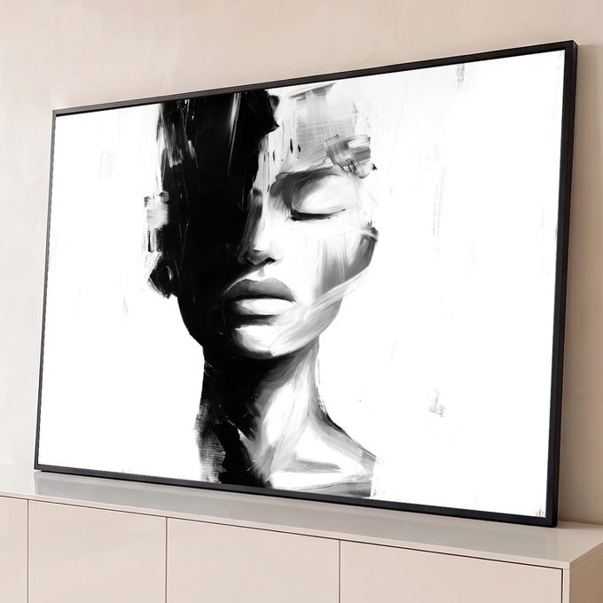 Rosto de mulher de olhos fechados em pinceladas preto e branco, metade em sombra, quadro decorativo