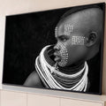 Jovem africana de perfil com pintura facial em pontos e colares de contas, em preto e branco, quadro decorativo