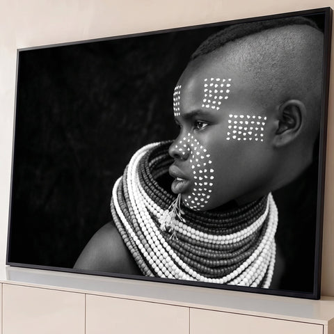 Jovem africana de perfil com pintura facial em pontos e colares de contas, em preto e branco, quadro decorativo