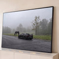 Supercarro preto e cavalo negro pastando na neblina, à beira de uma estrada molhada, quadro decorativo