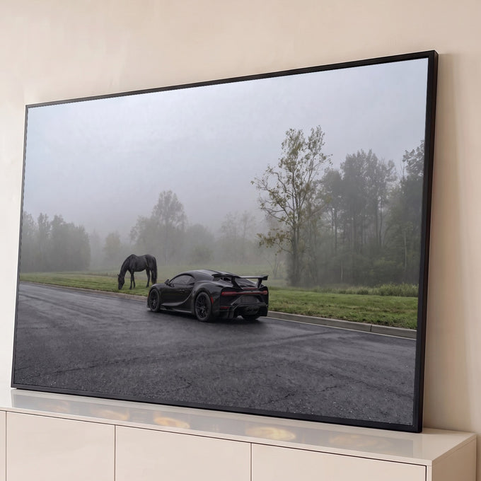 Supercarro preto e cavalo negro pastando na neblina, à beira de uma estrada molhada, quadro decorativo