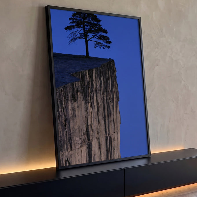 Quadro Decorativo Pinheiro Solitário no Penhasco com Céu | quadros decorativos para sala | pinheiro em silhueta sobre penhasco rochoso com céu azul profundo ao fundo | Porao dos Quadros