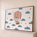 Elefante fofo de boina azul em balão de ar quente listrado entre nuvens azuis e estrelas, quadro decorativo
