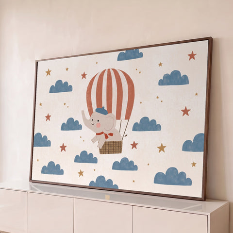 Elefante fofo de boina azul em balão de ar quente listrado entre nuvens azuis e estrelas, quadro decorativo