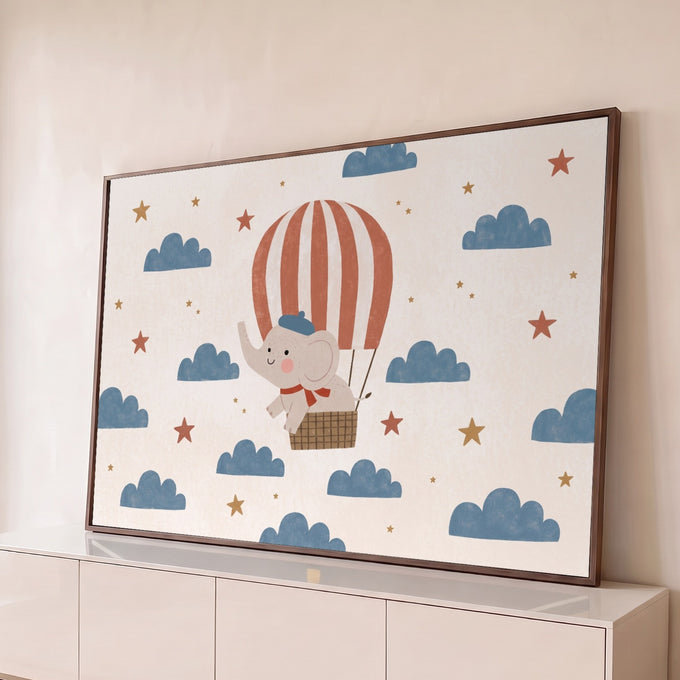 Elefante fofo de boina azul em balão de ar quente listrado entre nuvens azuis e estrelas, quadro decorativo