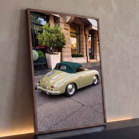 Porsche Speedster verde clássico com capota escura em rua europeia com oliveira, quadro decorativo