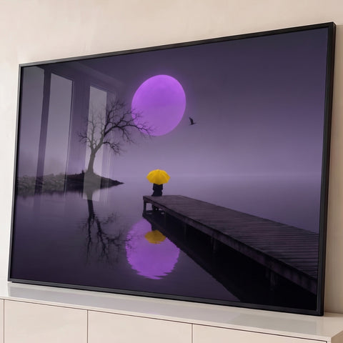 Lua roxa gigante sobre lago, árvore seca e pessoa com guarda-chuva amarelo no píer, quadro decorativo