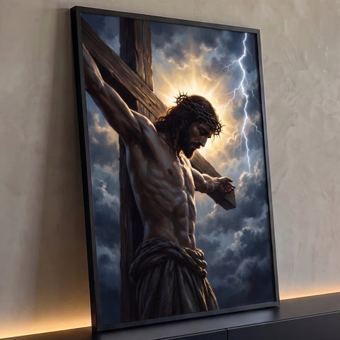 Jesus na cruz com coroa de espinhos, luz dourada e raio em céu de tempestade azul, quadro decorativo