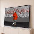Mulher de casaco laranja e saia pied de poule entre cisnes brancos e galhos secos, quadro decorativo