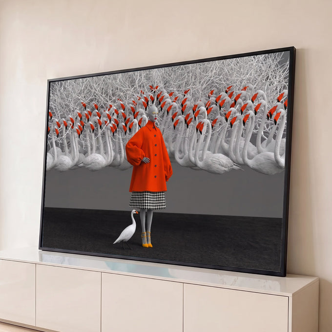 Mulher de casaco laranja e saia pied de poule entre cisnes brancos e galhos secos, quadro decorativo