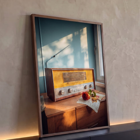 Rádio retrô de madeira com rosa vermelha sobre jornal, à luz da janela e parede azul, quadro decorativo