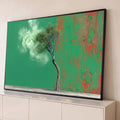 Árvore de tronco curvo virando fumaça verde diante de parede descascada, quadro decorativo