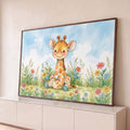 Quadro Decorativo Grande Girafinha Grama para Quarto de Bebê | quadros decorativos para sala | girafinha de aquarela sentada em campo florido sob céu azul | Porao dos Quadros