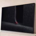 Figura de manto vermelho caminhando entre paredes de concreto escuro, arte minimalista, quadro decorativo