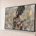 Mulher africana de turbante estampado e joias douradas sobre fundo cinza e prata, quadro decorativo