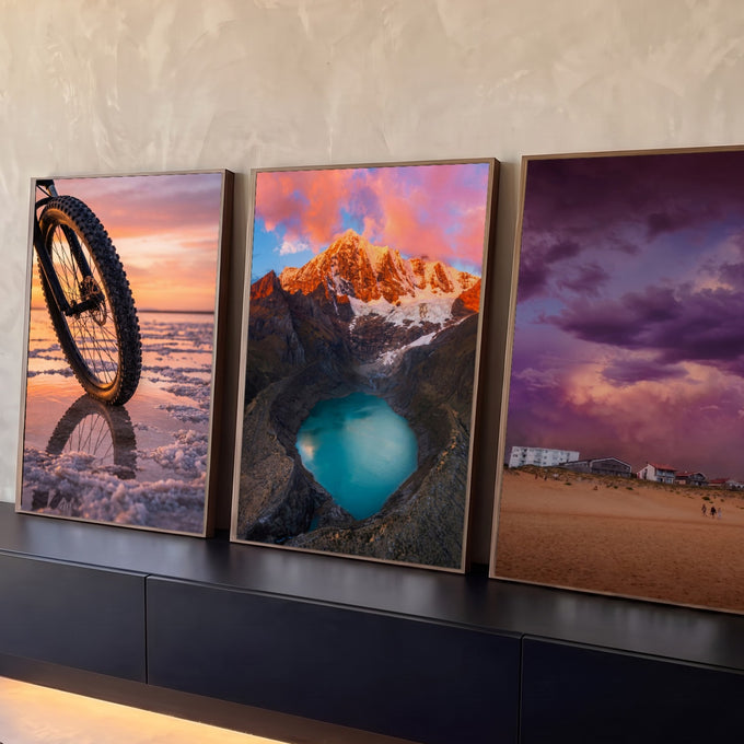 Quadro Decorativo Kit 3 Telas Paisagens de Viagem para Sala | quadros decorativos para sala | roda de bike refletida em salar, lagoa turquesa entre montanhas e vila de praia sob céu roxo | Porao dos Quadros