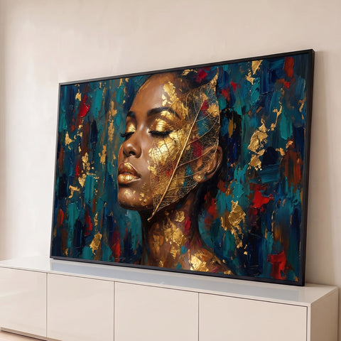 Mulher negra de olhos fechados com folha dourada no rosto e fundo azul em pinceladas, quadro decorativo