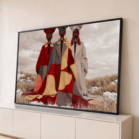 Três mulheres negras de turbante e casacos patchwork vermelhos em campo seco, quadro decorativo