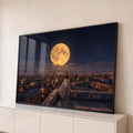 Jesus sentado em terraço contemplando cidade iluminada sob lua cheia e céu estrelado, quadro decorativo