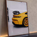 Traseira de Porsche GT3 amarelo com aerofólio de carbono e rodas amarelas, quadro decorativo