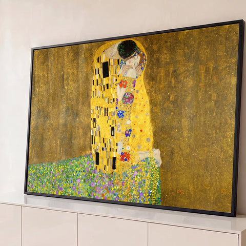 Casal se beijando envolto em mantos dourados sobre campo de flores, O Beijo de Klimt, quadro decorativo