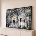 Quadro Decorativo Grande Alameda Chuvosa para Sala Preto | quadros decorativos para sala | casais caminhando sob guarda-chuvas coloridos em alameda preto e branco chuvosa | Porao dos Quadros