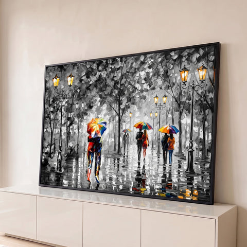 Casais com guarda-chuvas coloridos caminhando em parque chuvoso cinza com postes acesos, quadro decorativo