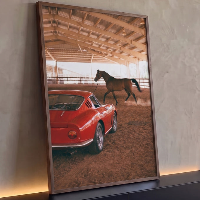 Carro esportivo vermelho vintage e cavalo marrom trotando em picadeiro de terra, quadro decorativo
