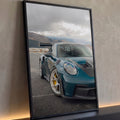 Porsche GT3 RS verde com aerofólio e freios amarelos diante de montanhas nubladas, quadro decorativo