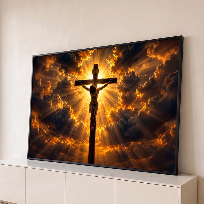Jesus crucificado em cruz de madeira diante de raios de luz dourada e nuvens escuras, quadro decorativo