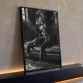 Gato preto deitado em sofá de couro fumando charuto, fotografia preto e branco, quadro decorativo