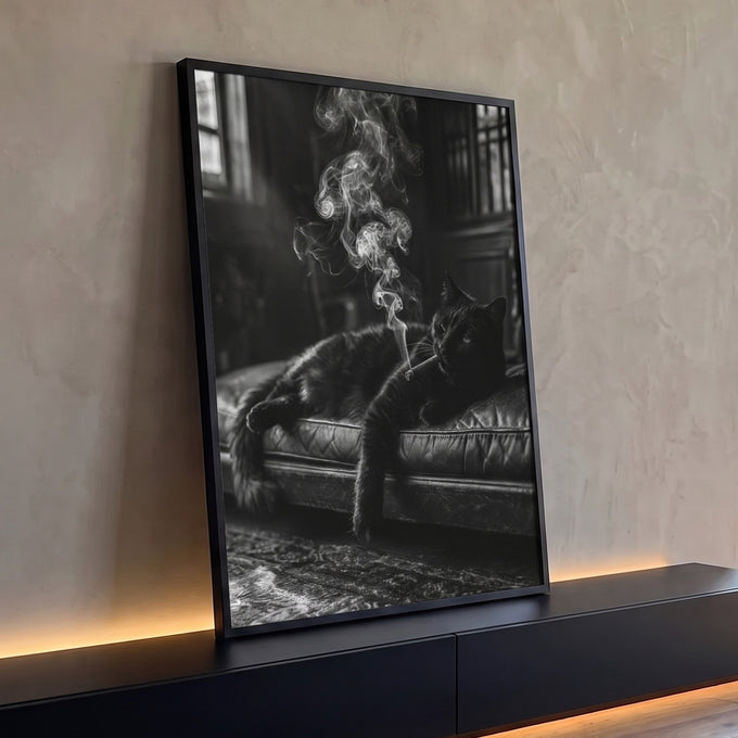 Gato preto deitado em sofá de couro fumando charuto, fotografia preto e branco, quadro decorativo