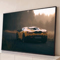 Carro esportivo amarelo em estrada de floresta com névoa ao entardecer, fotografia, quadro decorativo
