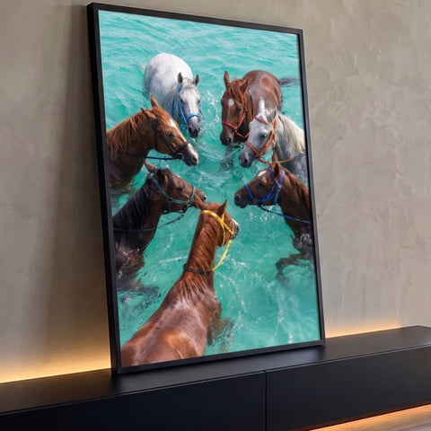 Sete cavalos no mar turquesa vistos de cima, com cabrestos coloridos, quadro decorativo