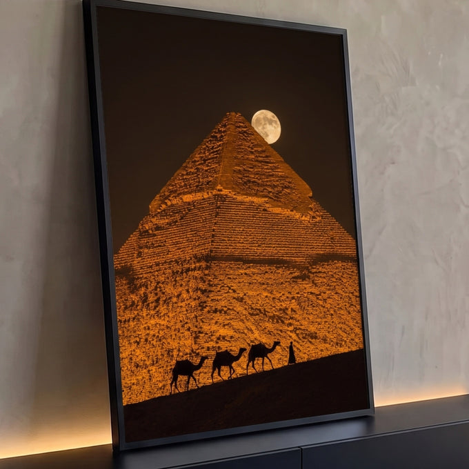 Quadro Decorativo Grande Pirâmide Dourada para Sala Laranja | quadros decorativos para sala | pirâmide dourada com lua cheia e camelos em silhueta no deserto à noite | Porao dos Quadros