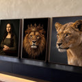 Quadro Decorativo Kit 3 Telas Mona Lisa para Sala Preto | quadros decorativos para sala | tríptico com mulher estilo Mona Lisa, leão coroado e leoa em fotografia realista | Porao dos Quadros