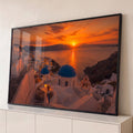 Quadro Decorativo Grande Pôr do Sol Santorini para Sala | quadros decorativos para sala | vista de Santorini ao pôr do sol com cúpulas azuis e mar laranja | Porao dos Quadros