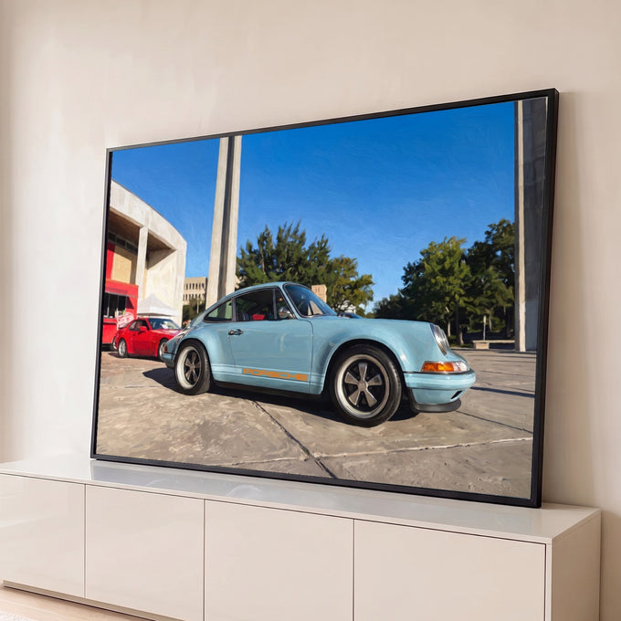 Porsche 911 clássico azul-claro com faixa laranja sob céu azul, efeito pintura a óleo, quadro decorativo