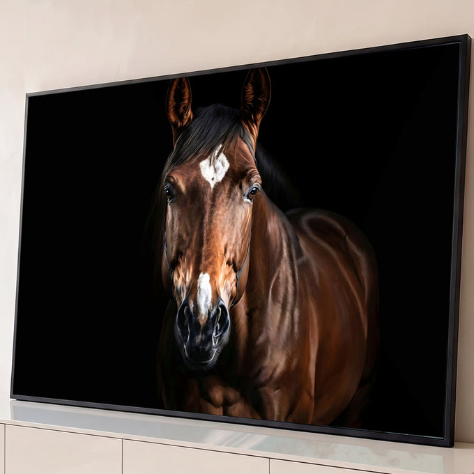 Retrato realista de cavalo baio de frente com estrela branca na testa sobre fundo preto, quadro decorativo