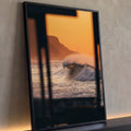 Onda gigante quebrando no mar ao pôr do sol laranja com falésia, vista de janela escura, quadro decorativo