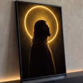 Quadro Decorativo Grande Jesus Cristo Halo para Sala Dourado | quadros decorativos para sala | silhueta de Jesus de perfil com halo circular dourado sobre fundo escuro | Porao dos Quadros