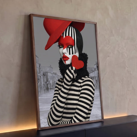 Mulher com chapéu vermelho, maquiagem de coração e suéter listrado em canal de Veneza, quadro decorativo
