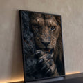 Quadro Decorativo Grande Leão com Olhar para Sala Marrom | quadros decorativos para sala | close de leão com olhos âmbar e pata com garras sobre rocha escura | Porao dos Quadros