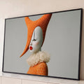Mulher pierrô com chapéu laranja, lábios vermelhos e gola de renda em fundo cinza, quadro decorativo