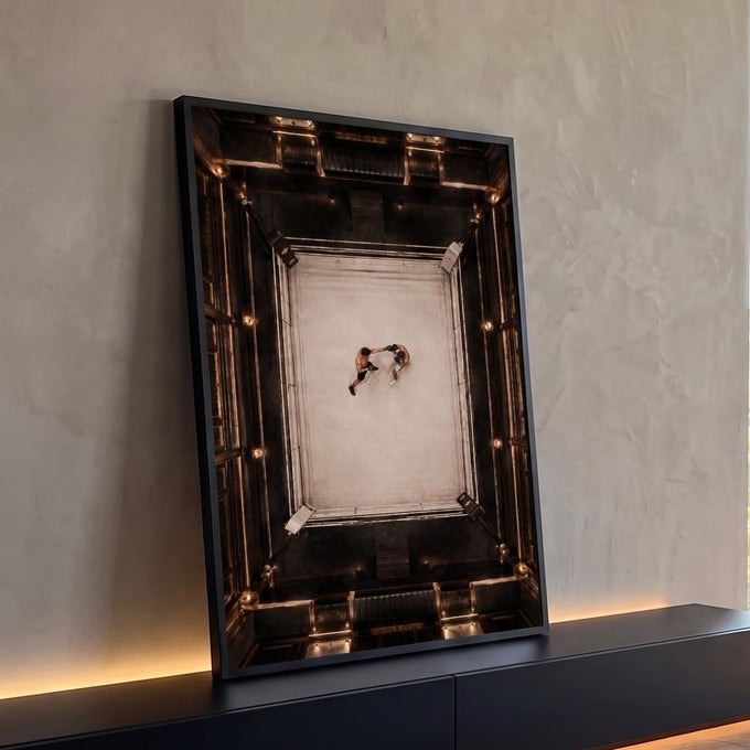 Quadro Decorativo Grande Vista para Sala Preto | quadros decorativos para sala | vista aérea de ringue de boxe com dois lutadores em ambiente de mármore preto e dourado | Porao dos Quadros
