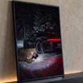 Porsche preto na neve à noite com leopardo-das-neves rugindo e luz vermelha, quadro decorativo