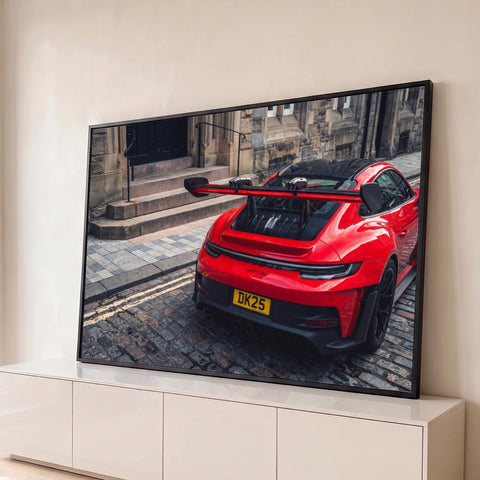 Traseira de Porsche 911 GT3 vermelho com aerofólio em rua de paralelepípedos, quadro decorativo