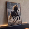 Cavalo preto galopando com crina dourada ao vento, poeira e céu tempestuoso, quadro decorativo